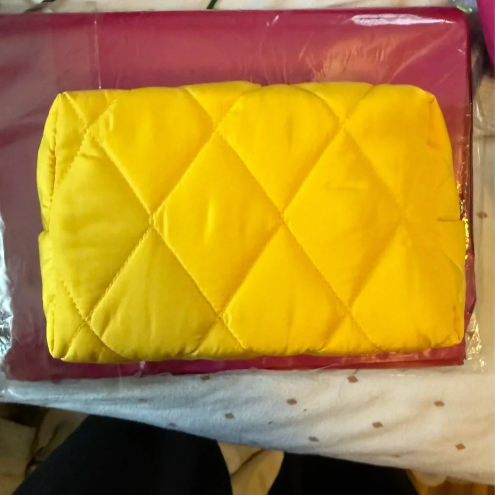 ❤️ 3/$25 Ulta Yellow Quilted Cosmetics Bag with Zipper
